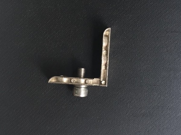 3030鋁型材框架上的角槽連接件是如何安裝固定的？