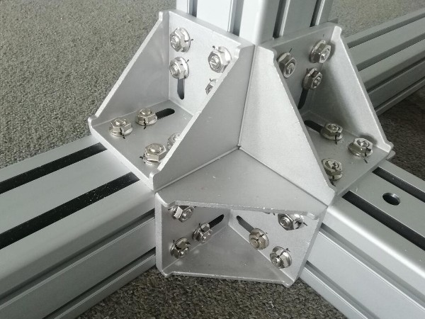 以8080鋁型材框架為例來說說角件是如何安裝固定的？