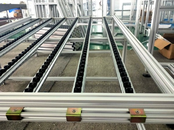 流利條傳送架是如何連接起來的？