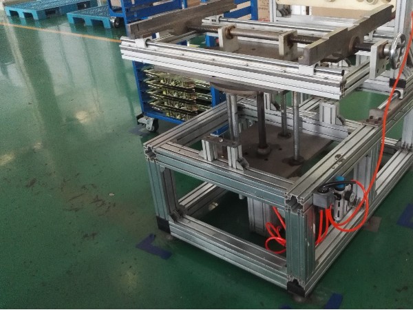 工業鋁型材生產廠家，除了生產鋁型材，還包括連接件