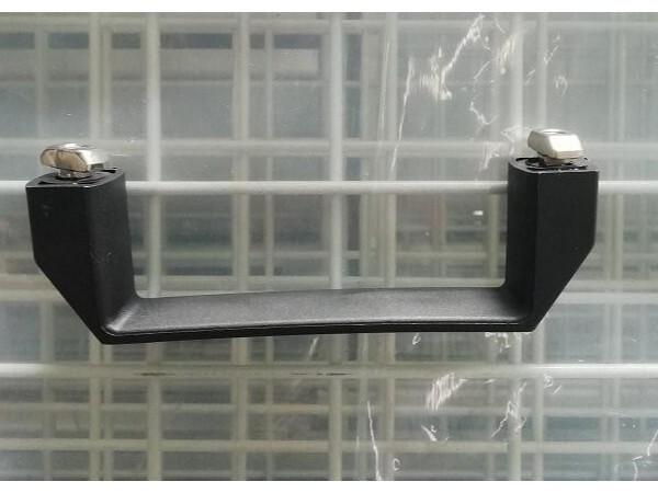 移動圍欄上面的<i style='color:red'>把手</i>是如何安裝的？