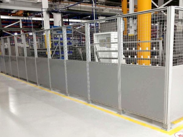 臺風來襲，戶外防護圍欄誰能站得??？