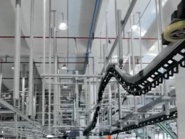 以前對比現在，服裝單軌框架吊掛系統的出現